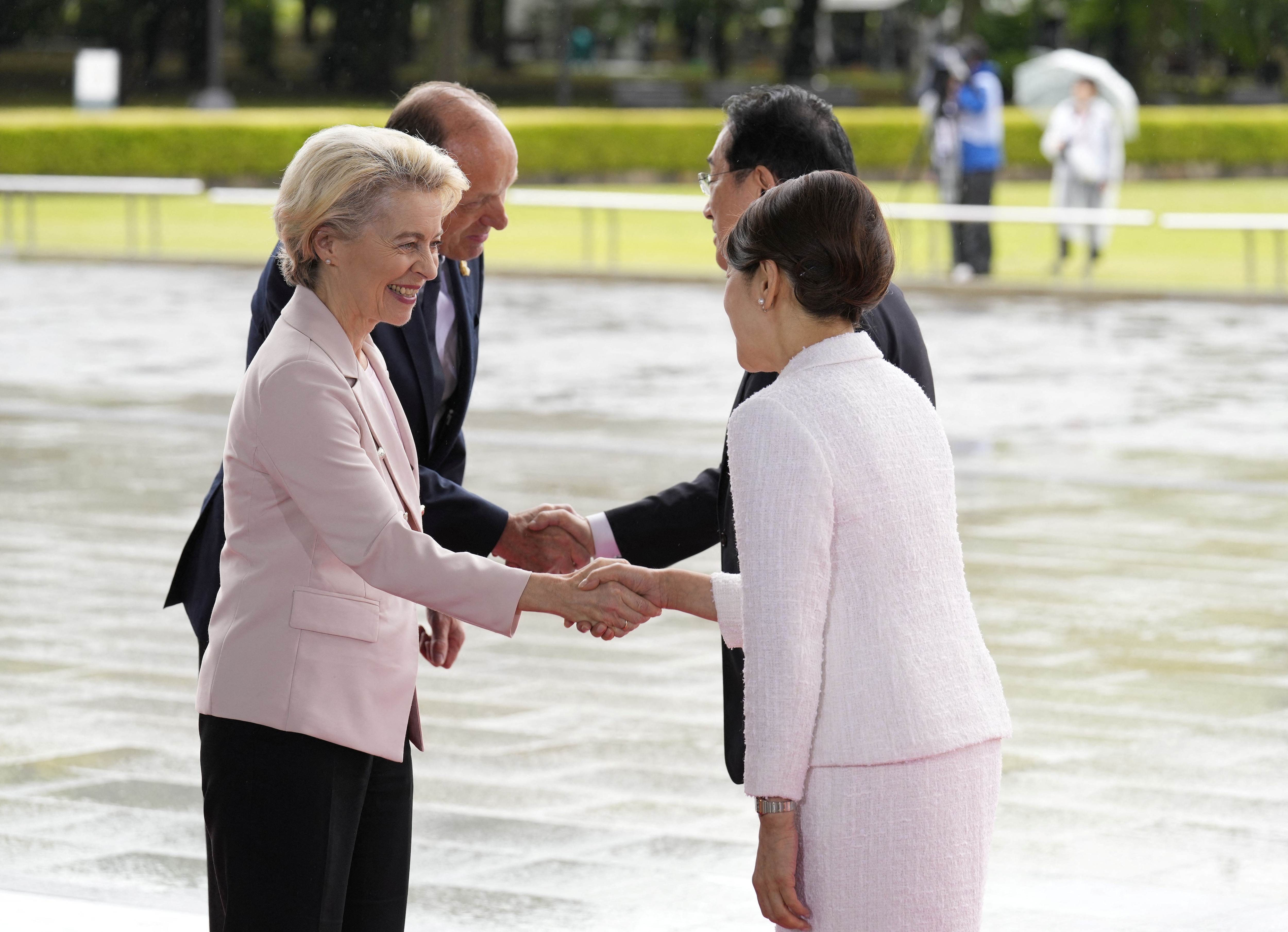 Presidenta de la Comisión Europea, Ursula von der Leyen, y su marido, Heiko von der Leyen. (REUTERS)