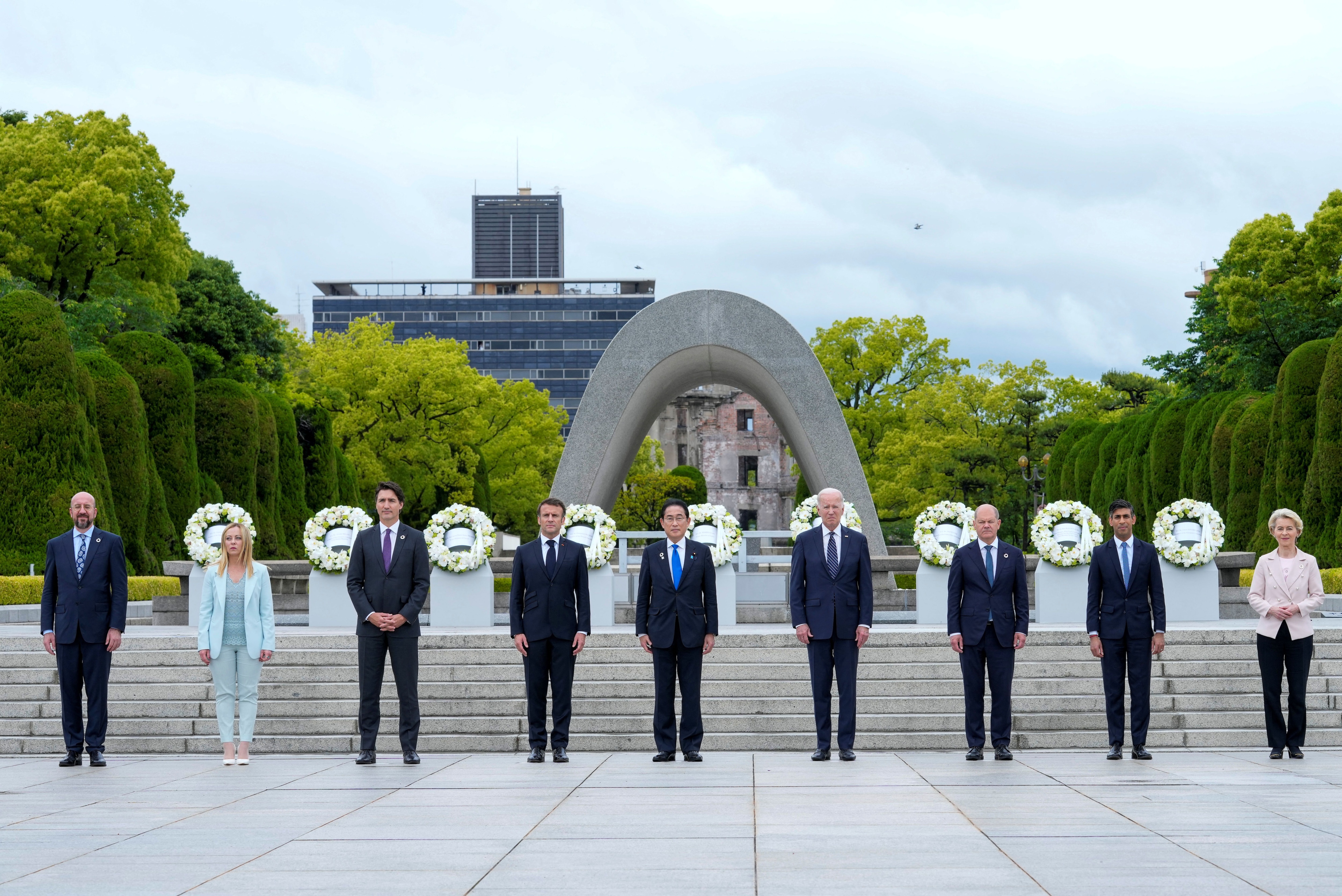 En la foto, de izquierda a derecha: El presidente del Consejo Europeo, Charles Michel; la primera ministra de Italia, Giorgia Meloni; el primer ministro de Canadá, Justin Trudeau; el presidente de Francia, Emmanuel Macron; el primer ministro de Japón, Fumio Kishida; el presidente de Estados Unidos, Joe Biden; el canciller de Alemania, Olaf Scholz; el primer ministro del Reino Unido, Rishi Sunak; y la presidenta de la Comisión Europea, Ursula von der Leyen. (REUTERS)