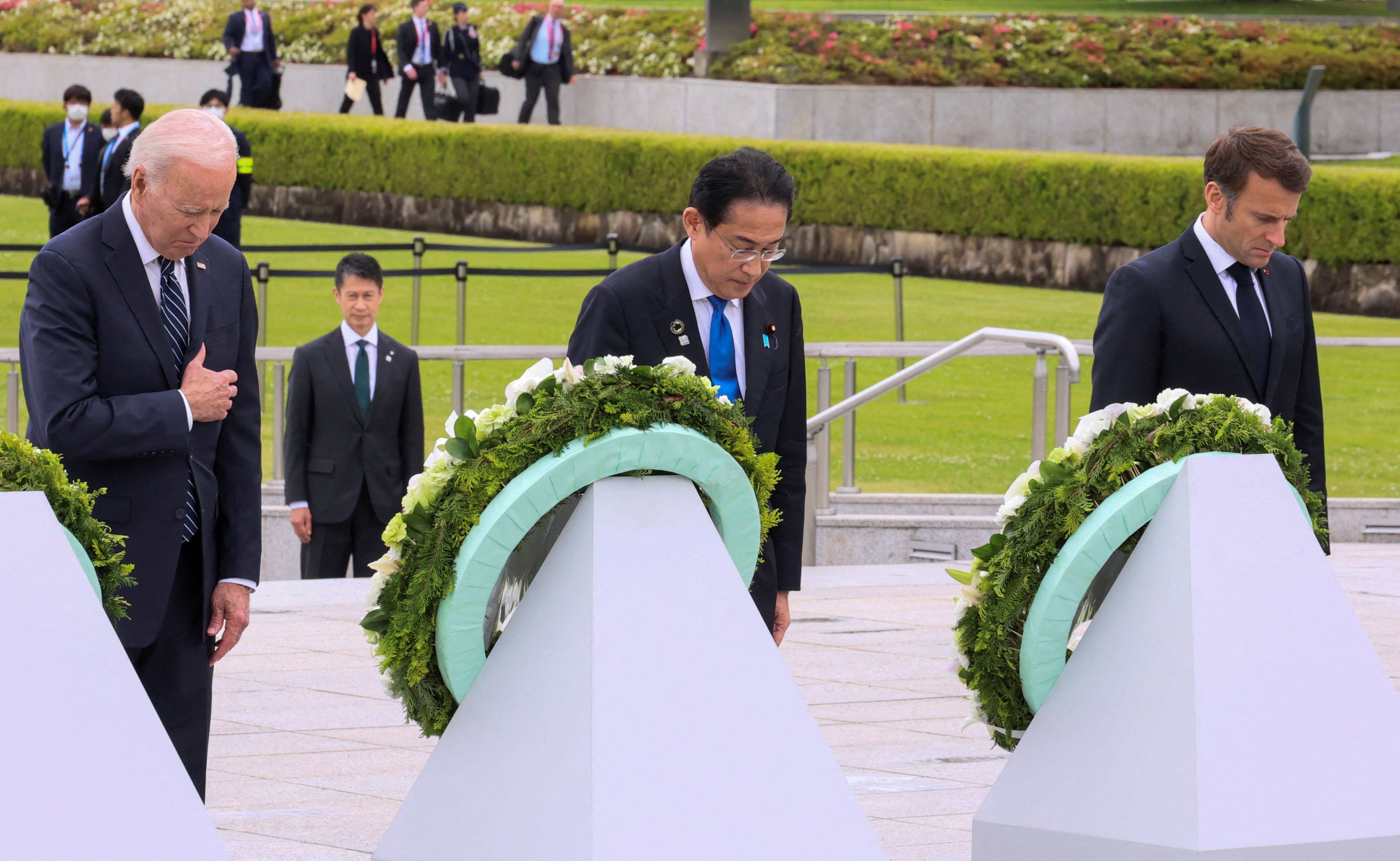 El presidente de Francia, Emmanuel Macron, el primer ministro de Japón, Fumio Kishida, y el presidente de los Estados Unidos, Joe Biden, participan en una ceremonia de colocación de una corona de flores con otros líderes del G7 en el cenotafio para las víctimas de la bomba atómica en el Parque Conmemorativo de la Paz como parte de la cumbre de líderes del G7 en Hiroshima, oeste de Japón, 19 de mayo de 2023, en esta foto distribuida por el Ministerio de Relaciones Exteriores de Japón. Ministerio de Relaciones Exteriores de Japón/FOLLETO vía REUTERS