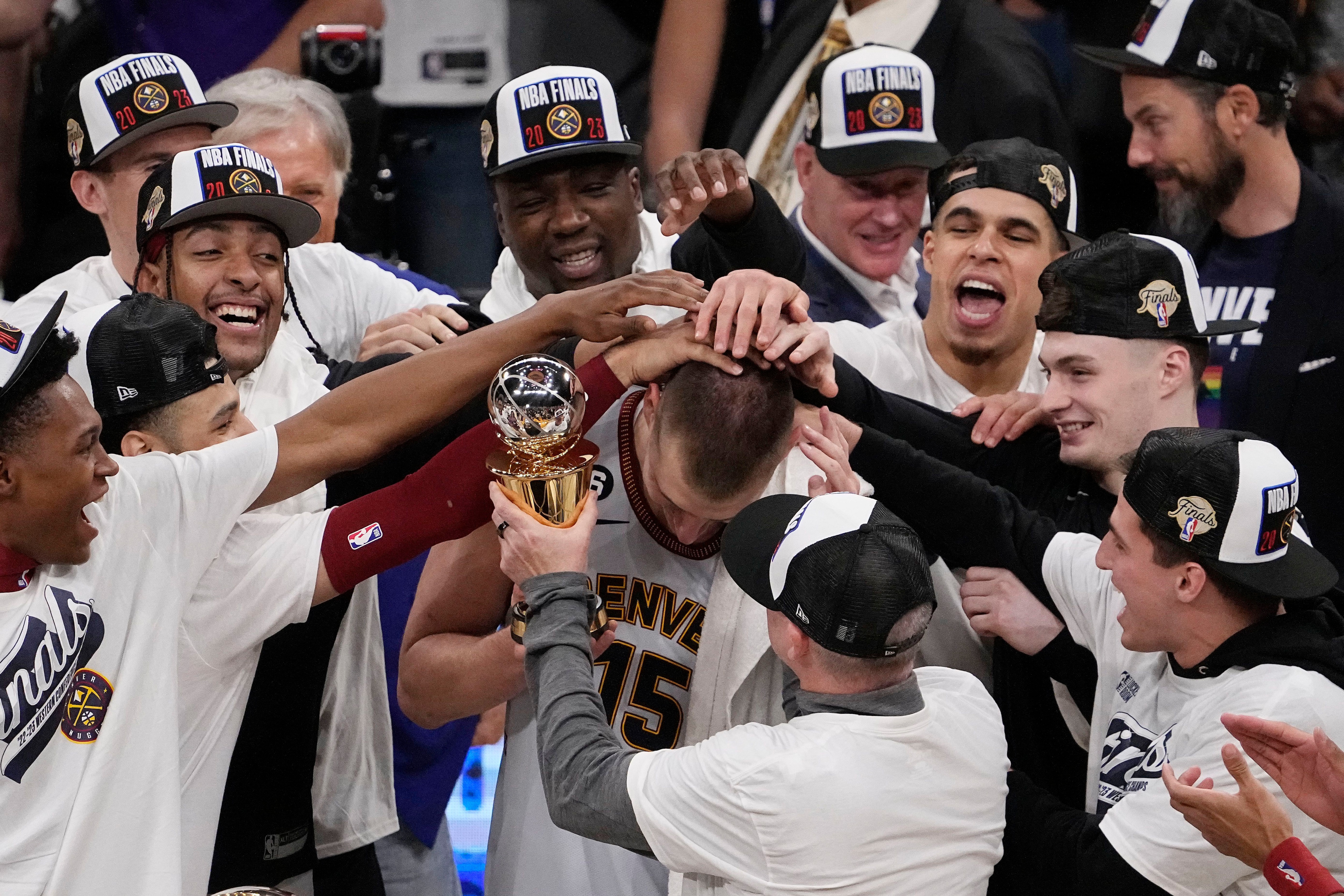 El pívot de los Nuggets de Denver Nikola Jokic recibe palmadas en la cabeza tras recibir el trofeo de MVP de las finales de conferencia al superar a los Lakers de Los Ángeles en el juego 4 de las finales de la Conferencia Oeste el lunes 22 de mayo del 2023. (AP Foto/Mark J. Terrill)