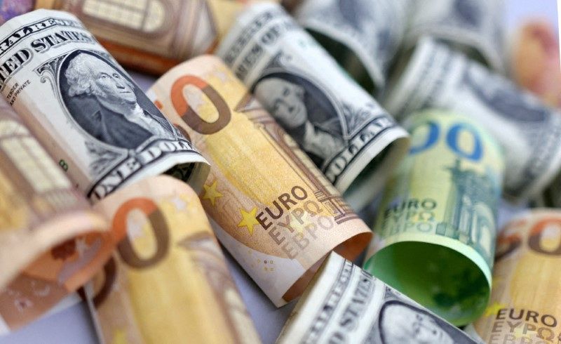 Las familias ingresaron en abril 500 millones de euros en depósitos. REUTERS/Dado Ruvic/Ilustración/Archivo