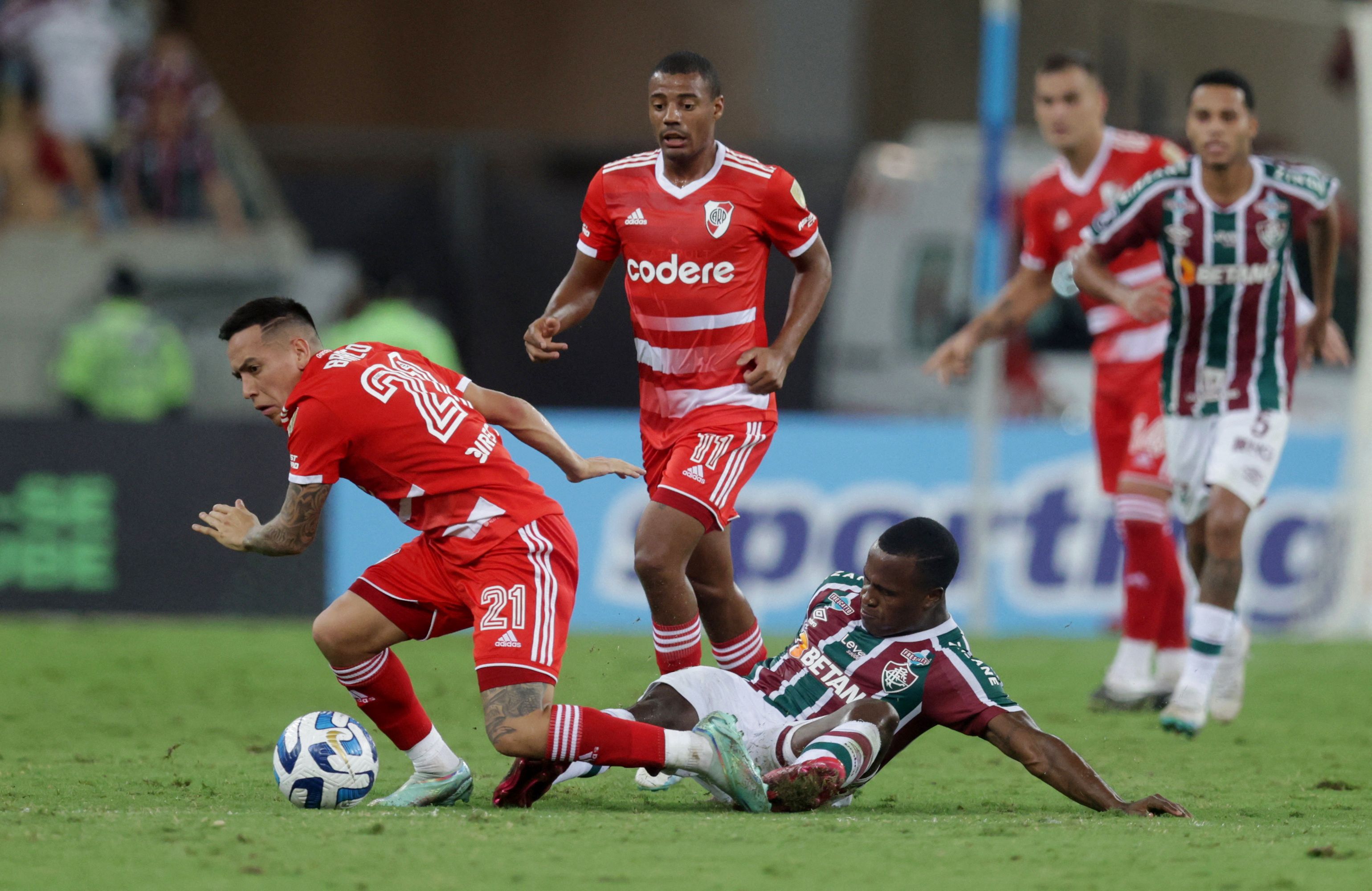 Soccer Football - Copa Libertadores - Group D - Fluminense v River Plate - Estadio Maracana, Rio de Janeiro, Brazil - May 2, 2023 River Plate's Ezequiel Barco in action with Fluminense's Jhon Arias REUTERS/Ricardo Moraes