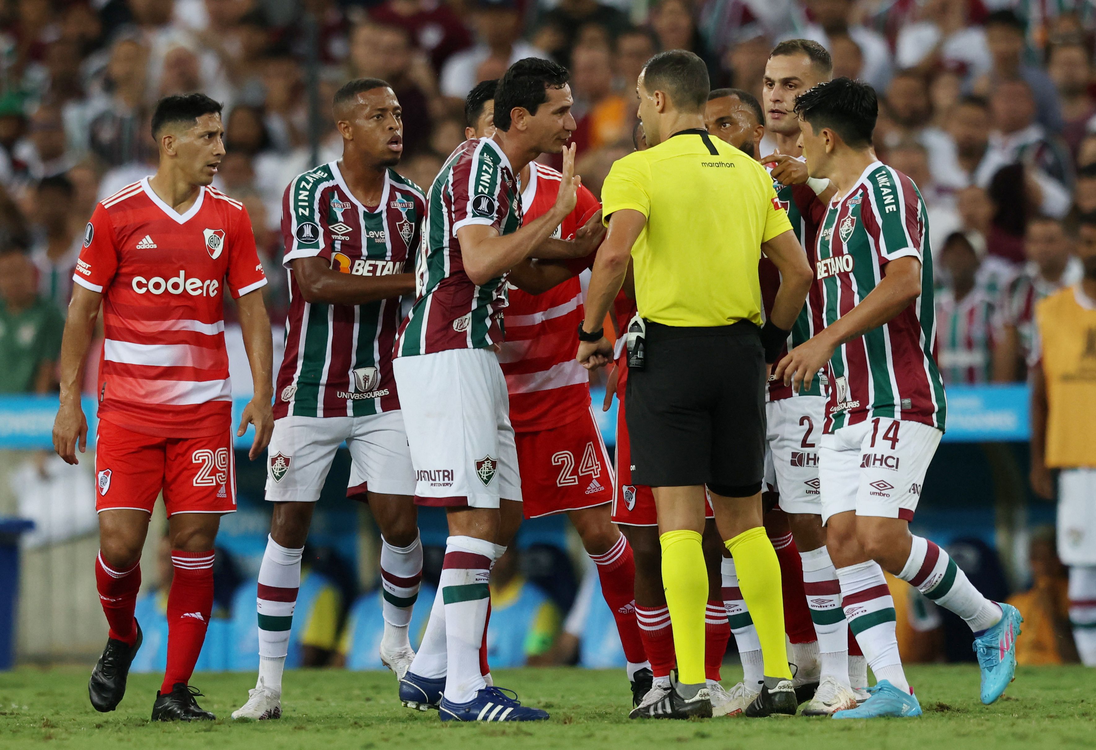 Soccer Football - Copa Libertadores - Group D - Fluminense v River Plate - Estadio Maracana, Rio de Janeiro, Brazil - May 2, 2023 Players remonstrate with referee Esteban Ostojich REUTERS/Sergio Moraes
