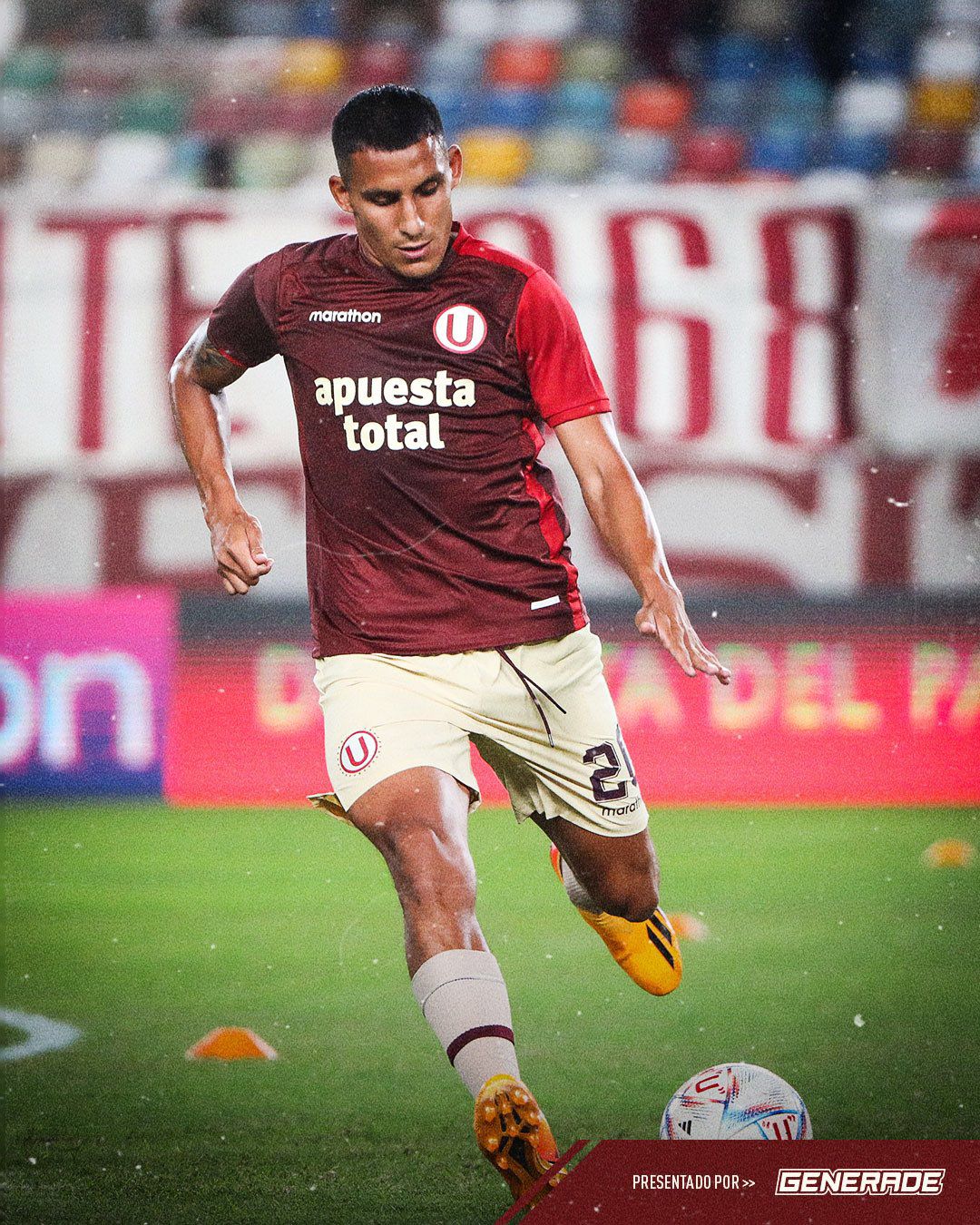 Plantel de Universitario calienta en el Monumental (Universitario de Deportes).