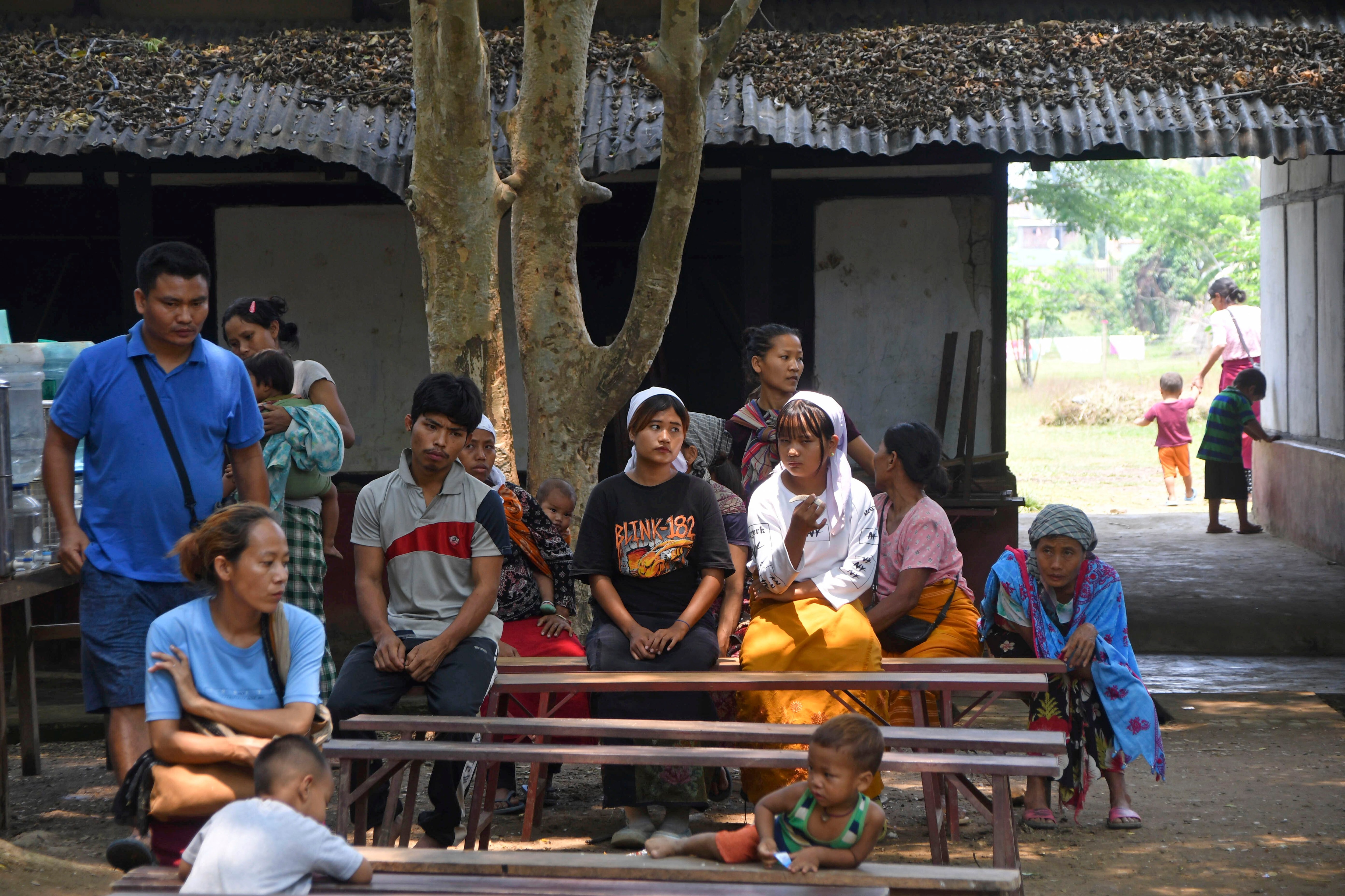 Refugiados del estado de Manipur descansan en un campo de ayuda en Lakhipur, en el estado nororiental indio de Assam, el domingo 7 de mayo de 2023. Las autoridades en un remoto estado en el nordeste de India afirmaban haber restaurado la paz con medidas de seguridad tras un brote de disturbios y violencia étnica que dejó 60 muertos y 35.000 civiles desplazados la semana pasada. (AP Foto/Panna Ghosh)