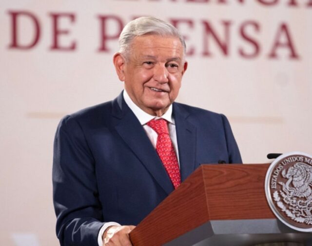 AMLO felicitó a los padres mexicanos en su día; en redes seguidores lo llaman “el papá de la transformación”