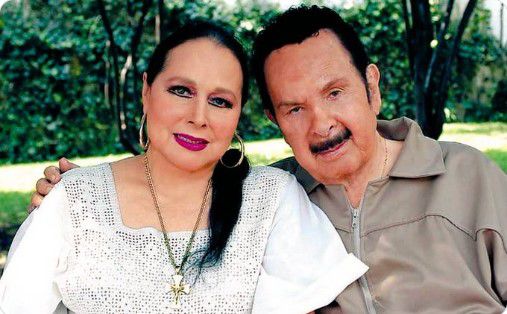 Los cantantes estuvieron casados por 48 años. (Captura Tw: @@CarLon_2020)