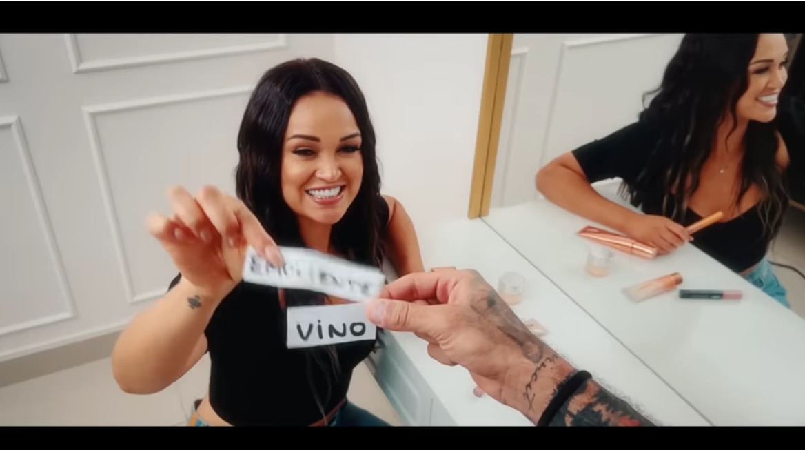 Angie Arizaga fue la protagonista del video de Jota Benz. (YouTube)