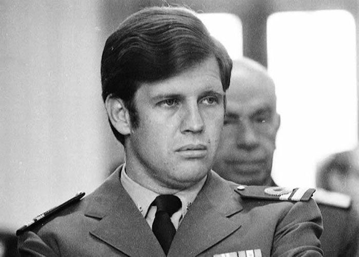 Alfredo Astiz se infiltró en el grupo de la iglesia de la Santa Cruz para desarticular los reclamos de las Madres de Plaza de Mayo, que a fines de abril de 1977 habían realizado su primera ronda