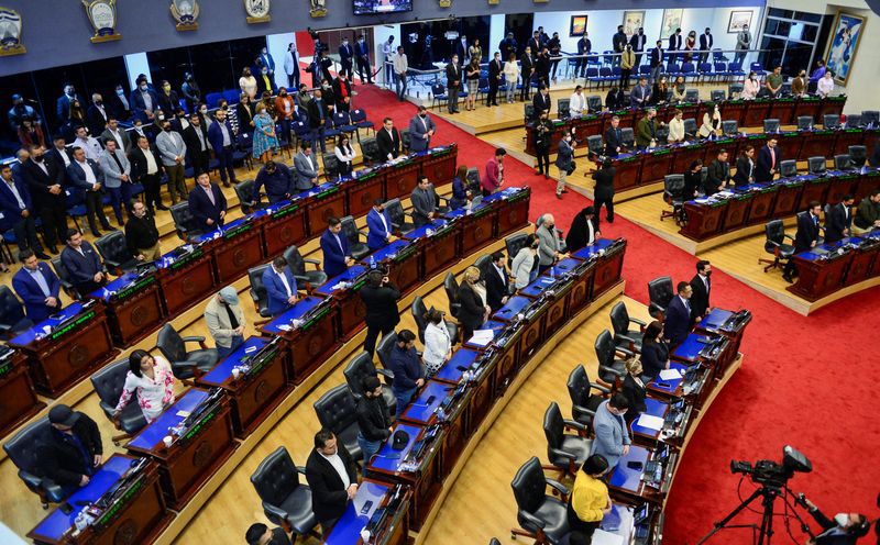 La reducción se efectuó bajo la Ley Especial de Reestructuración Municipal, recientemente propuesta por el gobierno de Nayib Bukele y aprobada tras casi seis horas de discusión en el pleno con los votos de 67 diputados aliados del gobernante. (REUTERS)