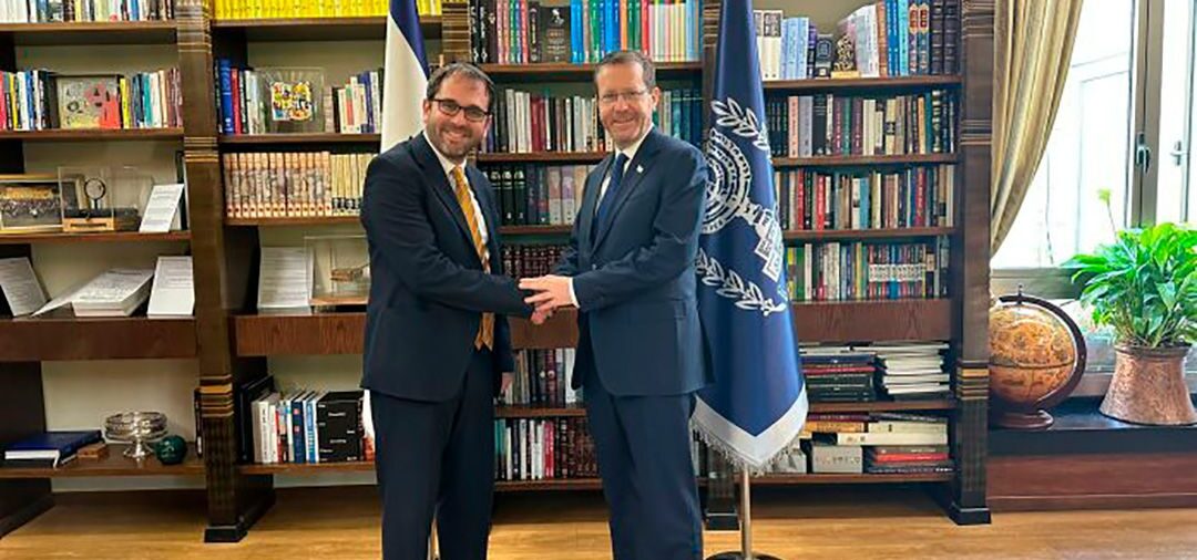 El titular de la AMIA fue recibido por Isaac Herzog, el presidente de Israel