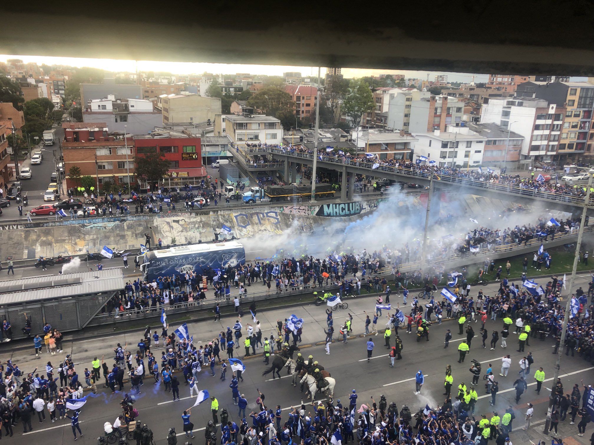 Locura en el Campín en la llegada de los Millonarios
Twitter: @chemasescandon