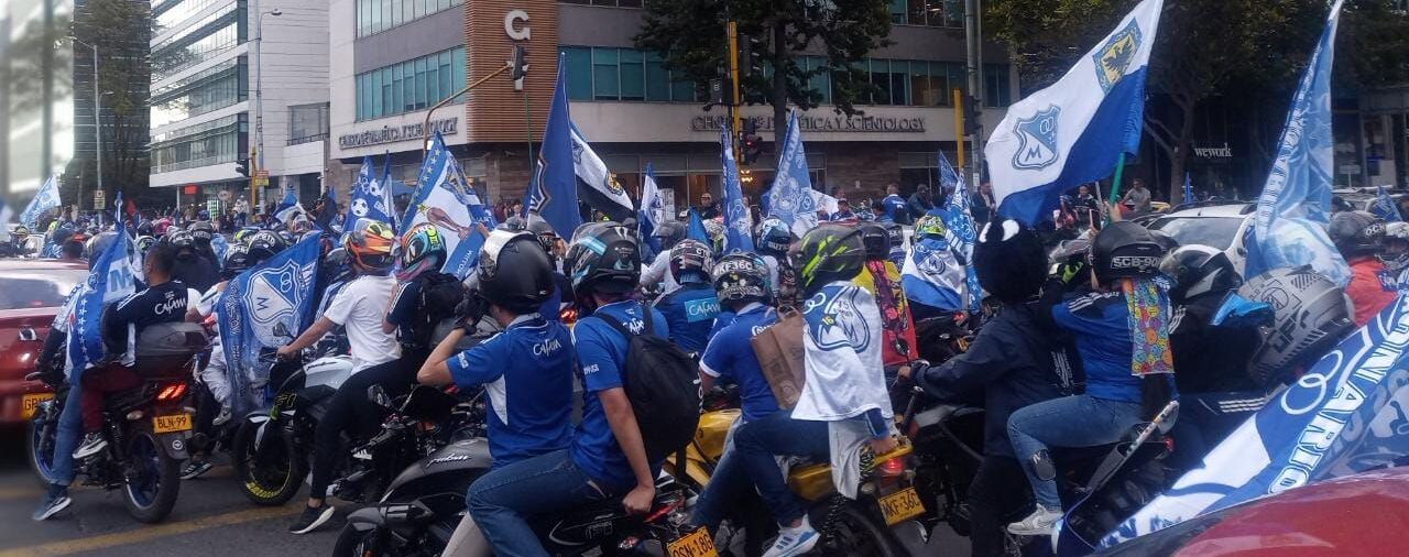 En Fotos y videos: así acompañaron los hinchas de Millonarios a su equipo rumbo al Campín
