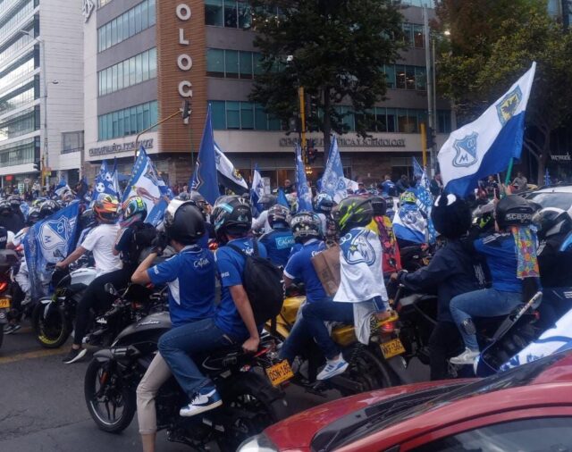 En Fotos y videos: así acompañaron los hinchas de Millonarios a su equipo rumbo al Campín