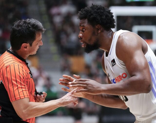 Gritos de “asesino, asesino” a Yabusele por parte de la afición del Joventut durante el partido contra el Real Madrid
