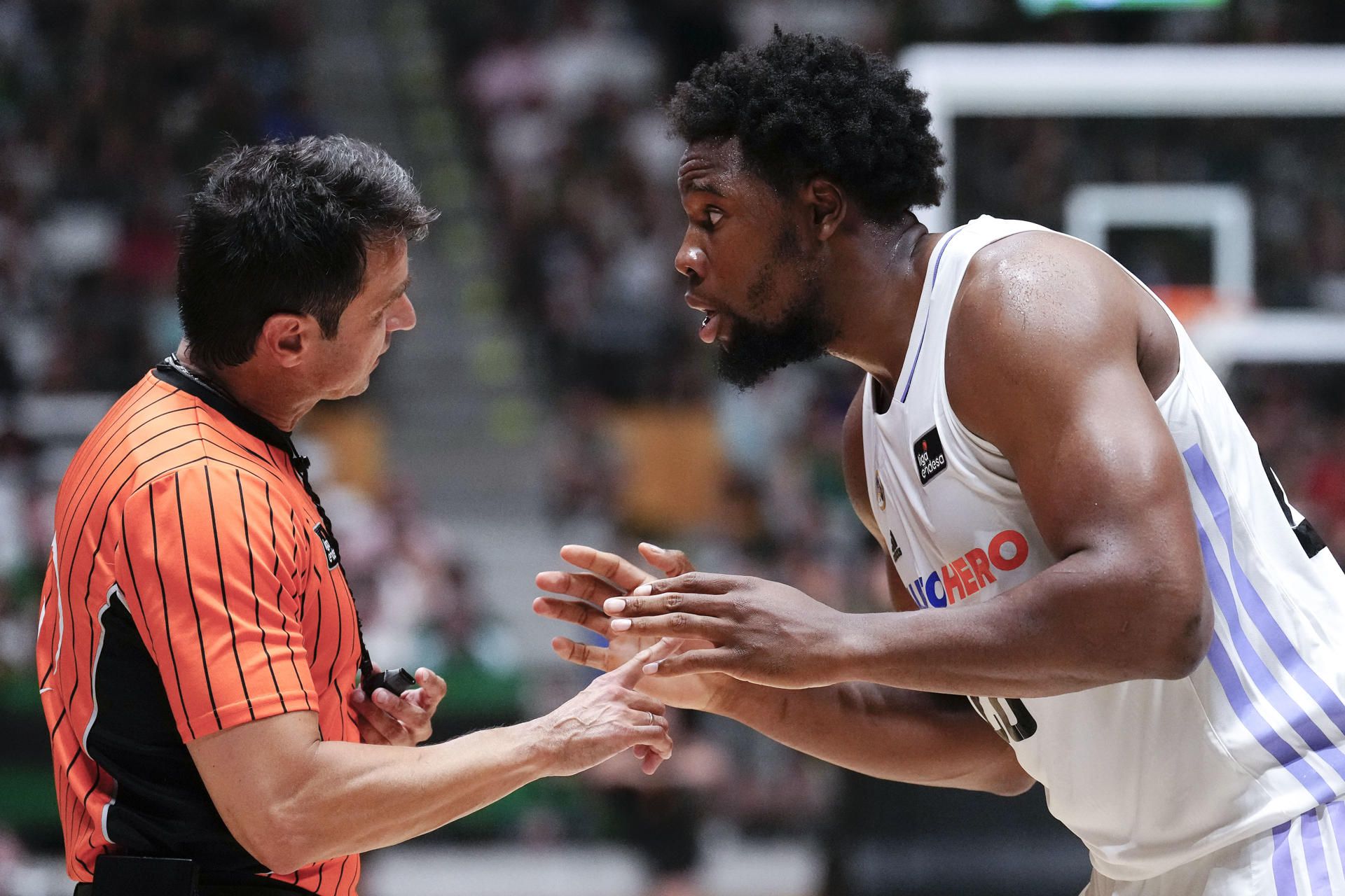 El alero francés del Real Madrid, Guerschon Yabusele, conversa con uno de los colegiados del tercer encuentro de las semifinales del playoff de la Liga Endesa. EFE/ Enric Fontcuberta