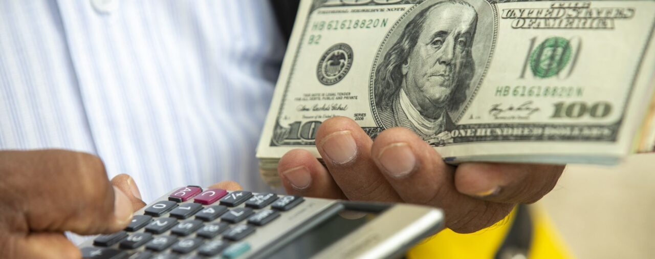 Jornada financiera: el dólar libre tuvo la mayor baja en el mes y la brecha cambiaria cedió al 100 por ciento