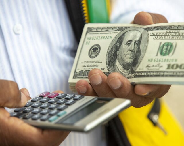 Jornada financiera: el dólar libre tuvo la mayor baja en el mes y la brecha cambiaria cedió al 100 por ciento