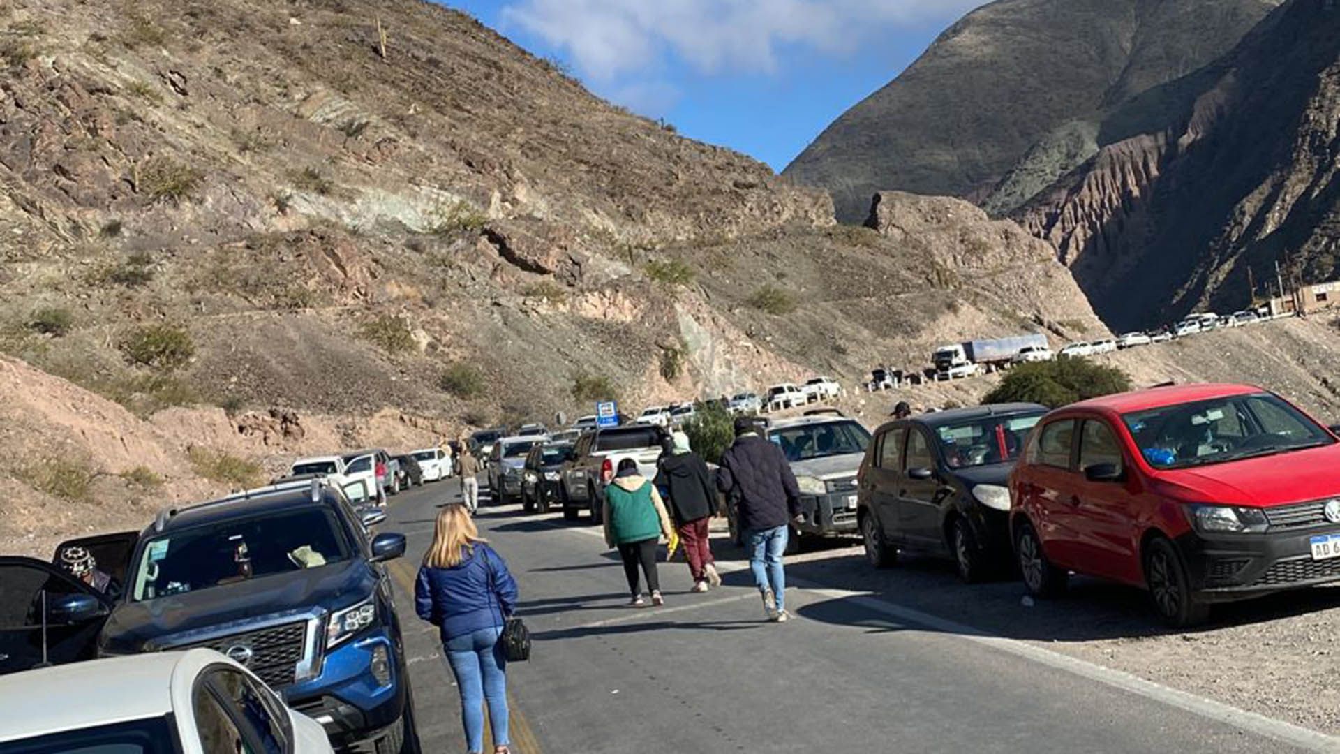 turistas varados en purmamarca por el corte de rutas de comunidades aborígenes en protesta a la reforma de constitución en jujuy