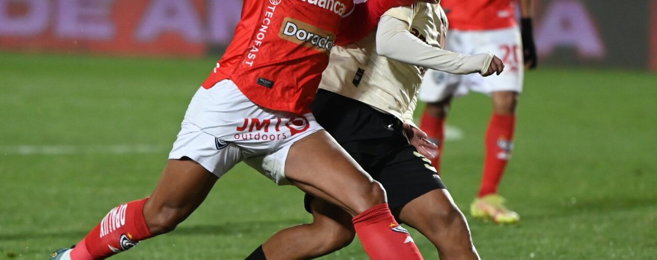 Piero Quispe buscó golazo de media cancha, pero chocó en el palo en Universitario vs Cienciano por Liga 1