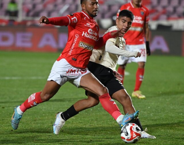 Piero Quispe buscó golazo de media cancha, pero chocó en el palo en Universitario vs Cienciano por Liga 1