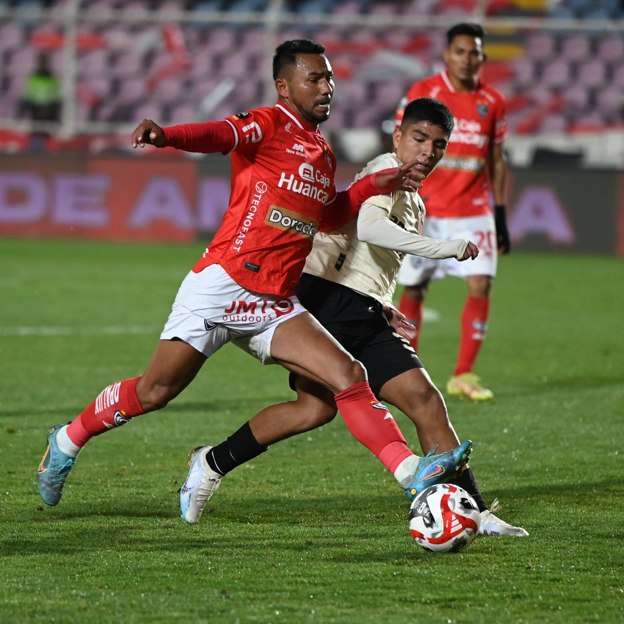 Piero Quispe disputando el balón con Ángel Ojeda en Universitario vs Cienciano por Liga 1.