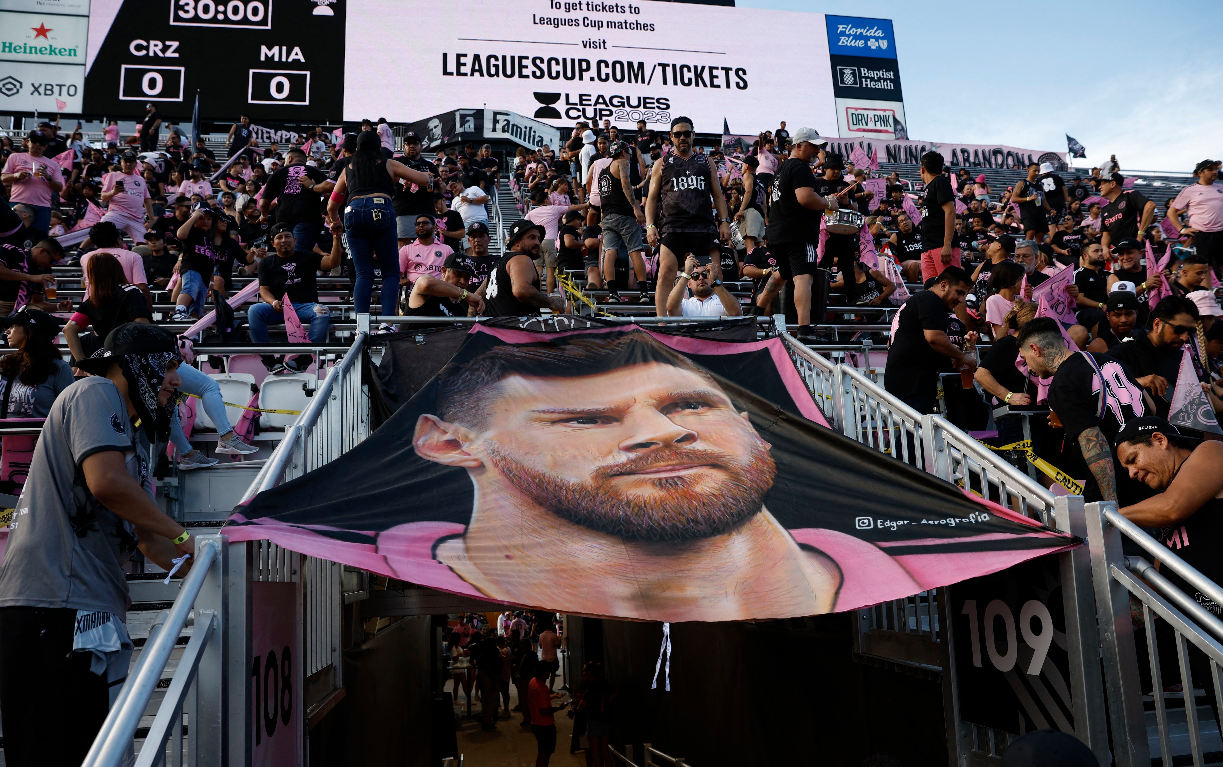 La bandera de los hinchas del Inter Miami a Messi (REUTERS/Marco Bello)