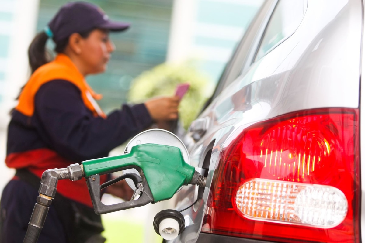 El precio de los carburantes en la capital del país cambia todos los días. (Andina)