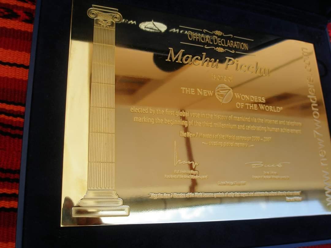 Placa de oro otorgada a Machu Picchu de reconocimiento como una de las 7 maravillas del mundo moderno