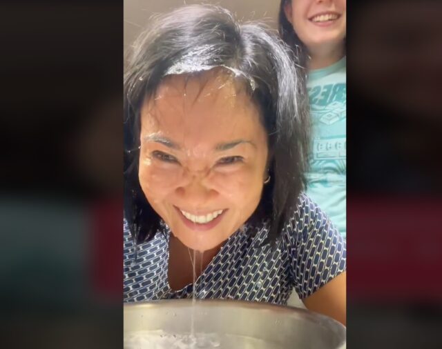Keiko Fujimori hunde su rostro en olla con agua por reto de TikTok que realizó con su hija Kyara Villanela