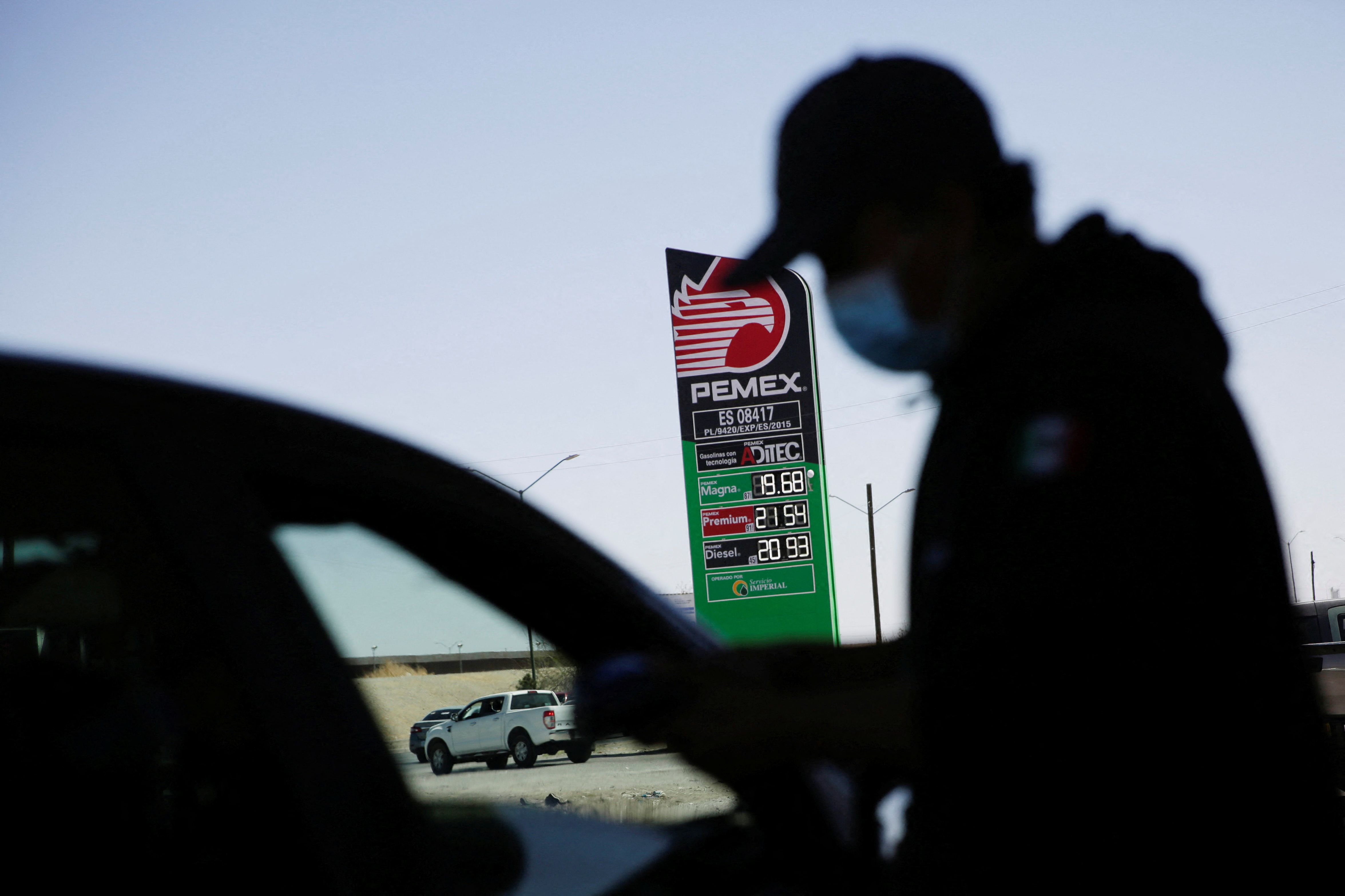 Mantente actualizado sobre los precios de la gasolina. (Archivo Infobae)