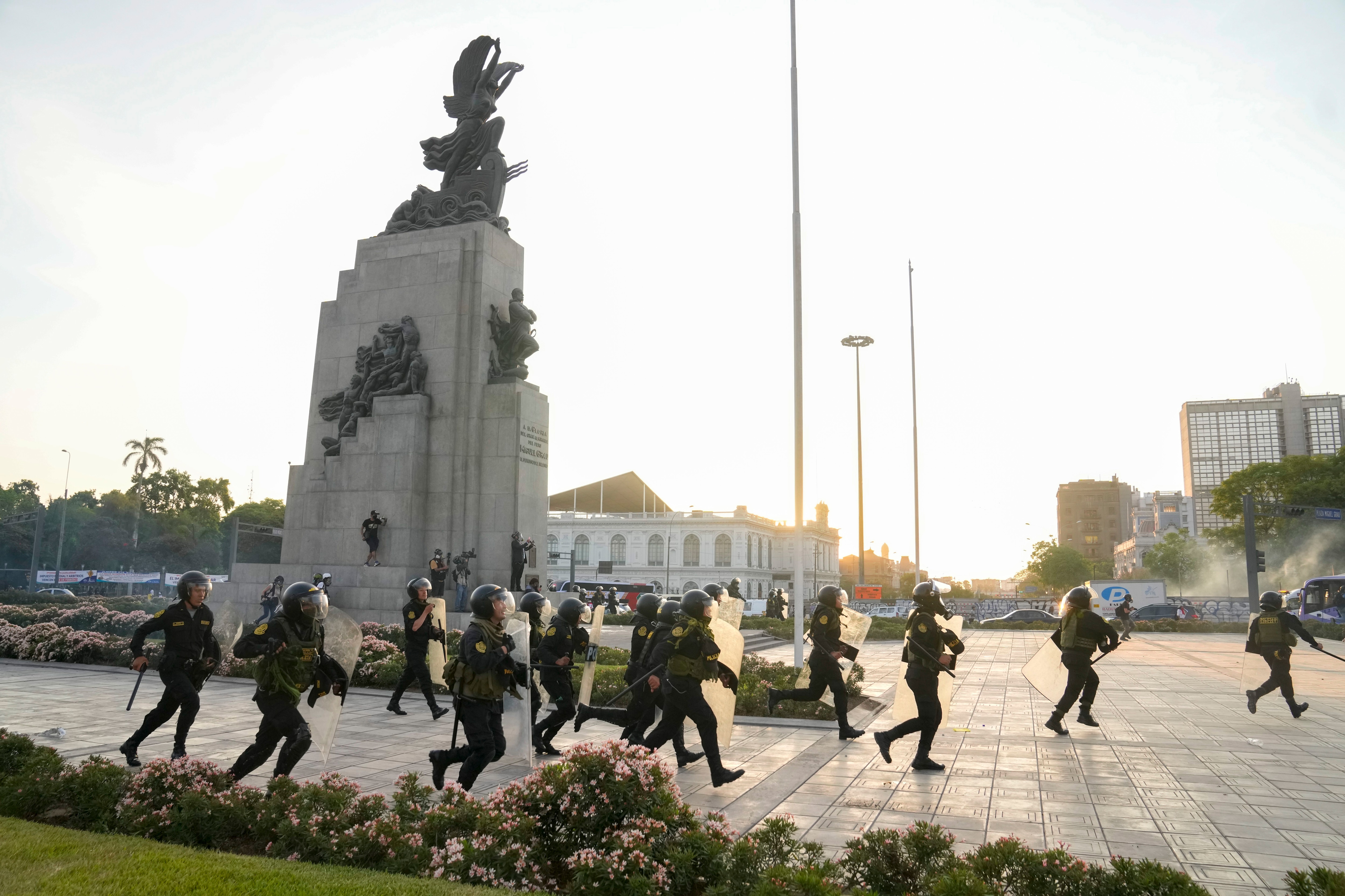 La policía carga para dispersar a manifestantes de oposición al gobierno en Lima, Perú, el jueves 26 de enero de 2023. Las protestas buscan un adelanto electoral inmediato, la renuncia de la presidenta Dina Boluarte, la liberación del presidente destituido Pedro Castillo y justicia por los manifestantes muertos en enfrentamientos con la policía. (AP Foto/Martín Mejía)