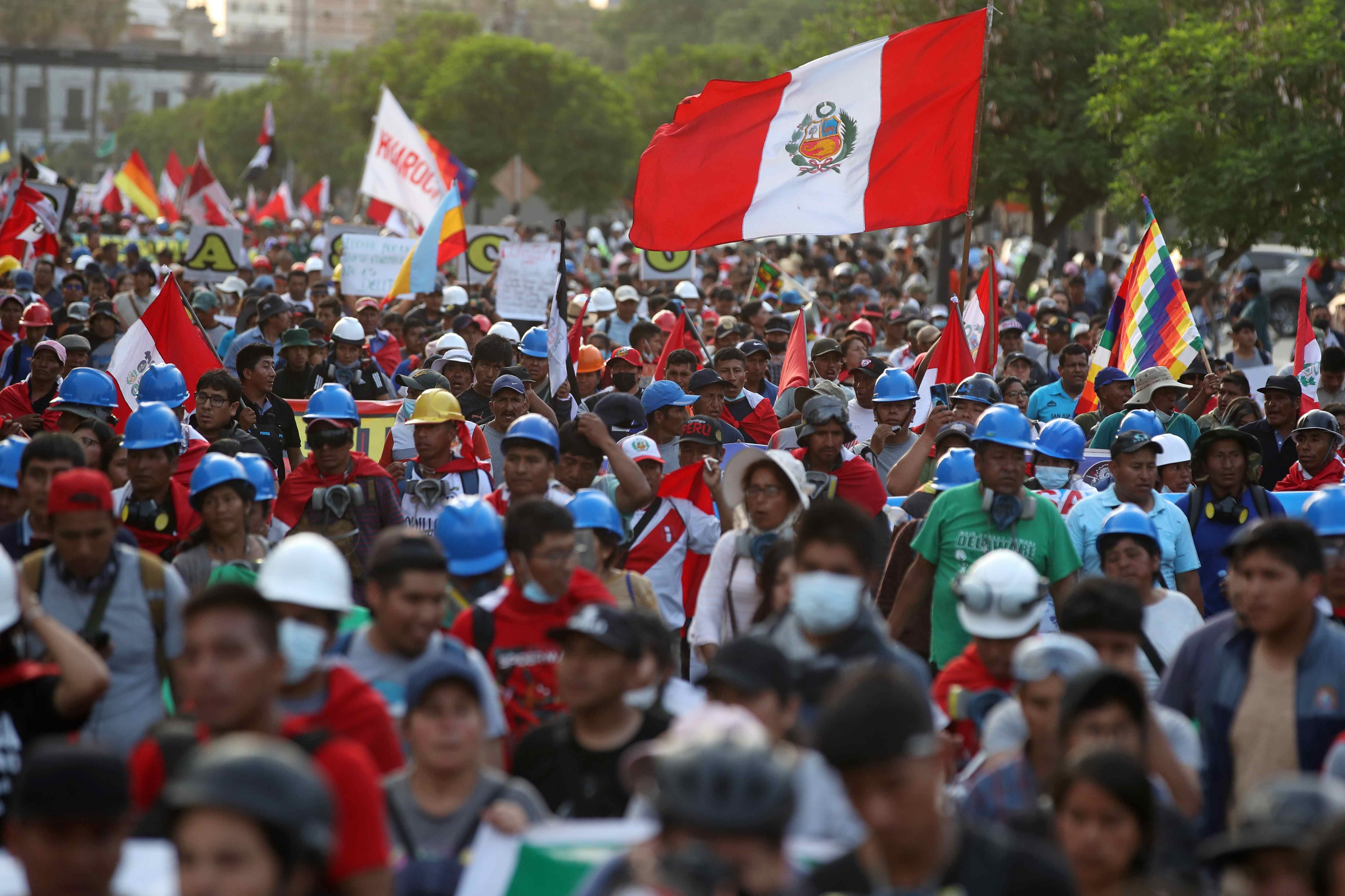 Miles de personas participan en una nueva manifestación antigubernamental en Lima (Perú), en una fotografía de archivo. EFE/Paolo Aguilar 