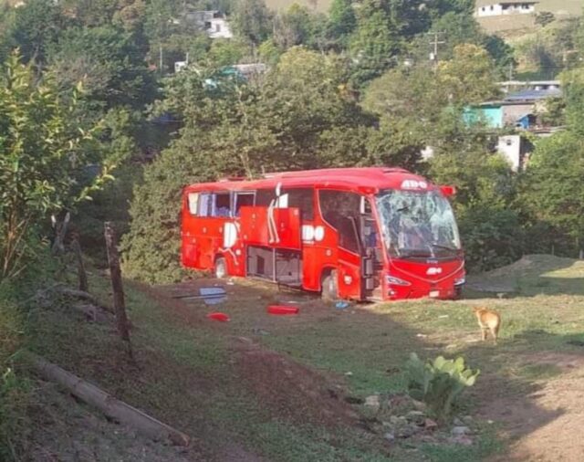 Reportan 18 lesionados tras accidente de autobús en Hidalgo; pasajeros provenían de EEUU y CDMX