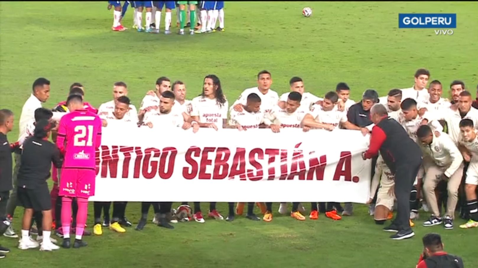 Universitario vs Unión Comercio: la pancarta de solidaridad con el preparador físico Sebastián Avellino