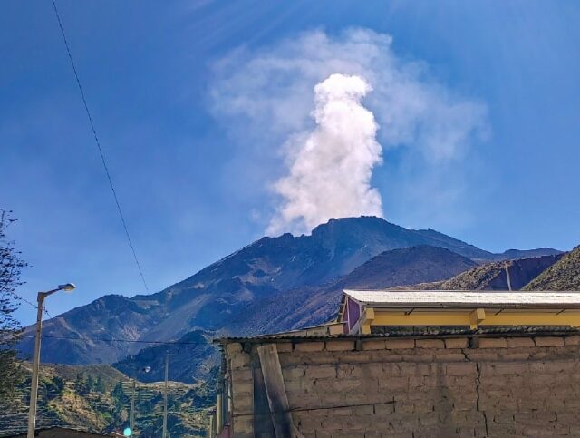 Volcán Ubinas: IGP recomienda elevar nivel de alerta en Moquegua después de que emitió gases y cenizas hasta mil metros