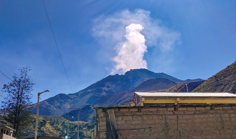 Volcán Ubinas: IGP recomienda elevar nivel de alerta en Moquegua después de que emitió gases y cenizas hasta mil metros