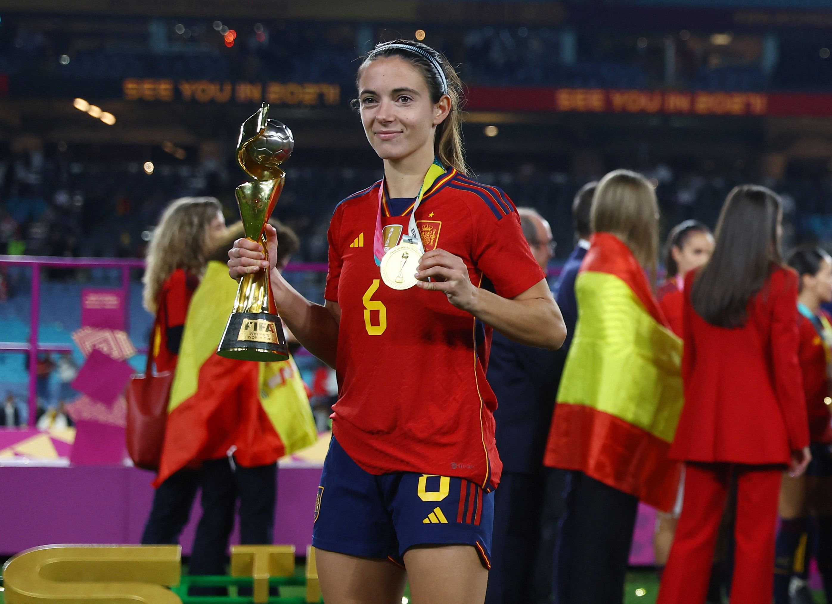 Aitana Bonmatí posa con el trofeo de la Copa del Mundo y su medalla de campeona (REUTERS).