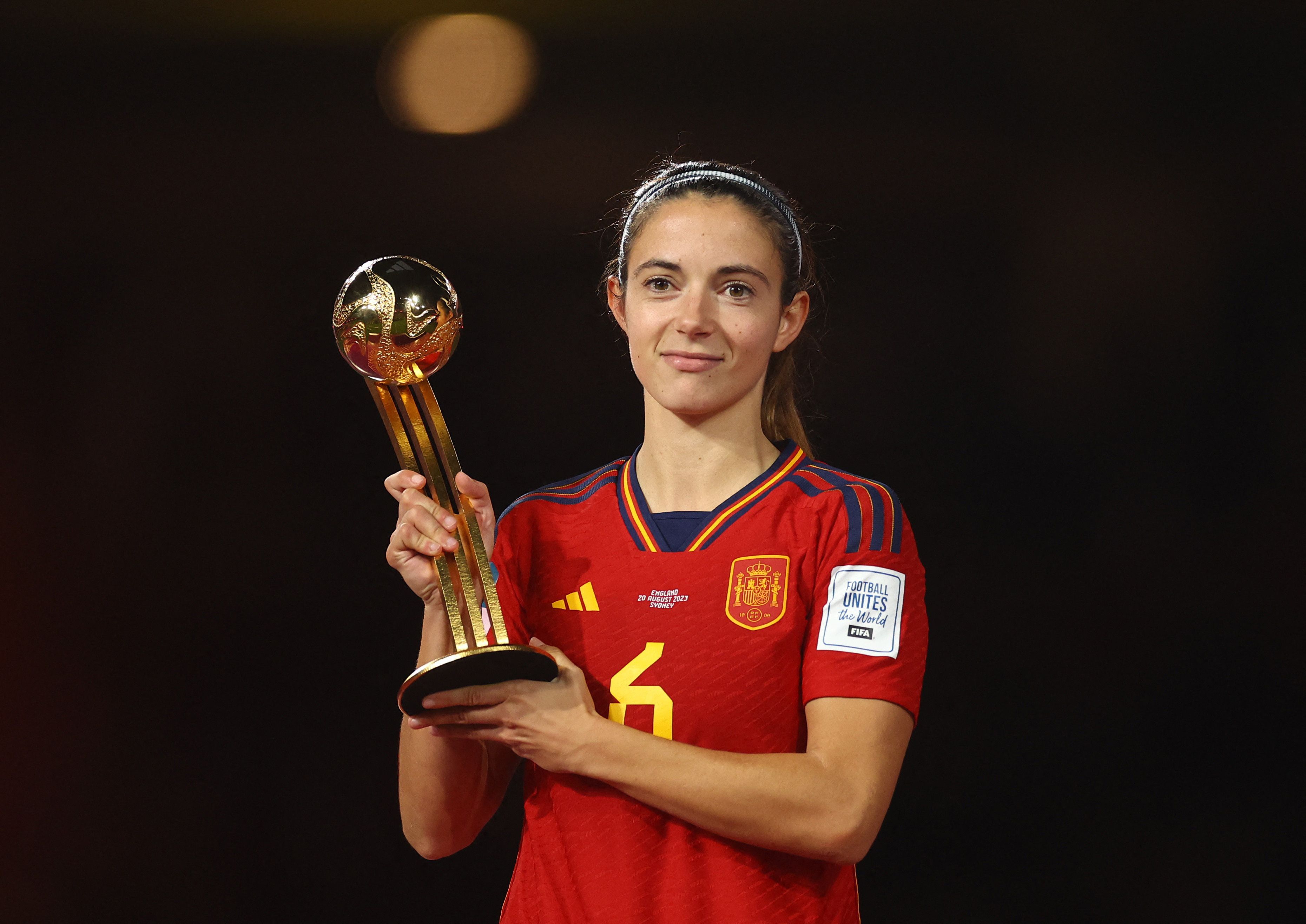 Aitana Bonmatí posa con el premio a mejor jugadora del Mundial (REUTERS).