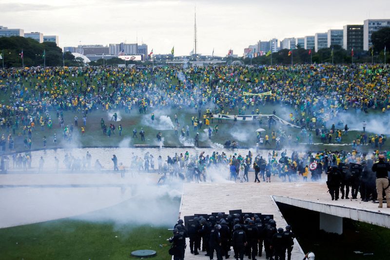 Partidarios del ex presidente brasileño Jair Bolsonaro se manifiestan contra el presidente Luiz Inácio Lula da Silva frente al Congreso Nacional de Brasil en Brasilia el 8 de enero de 2023 (REUTERS/Adriano Machado)