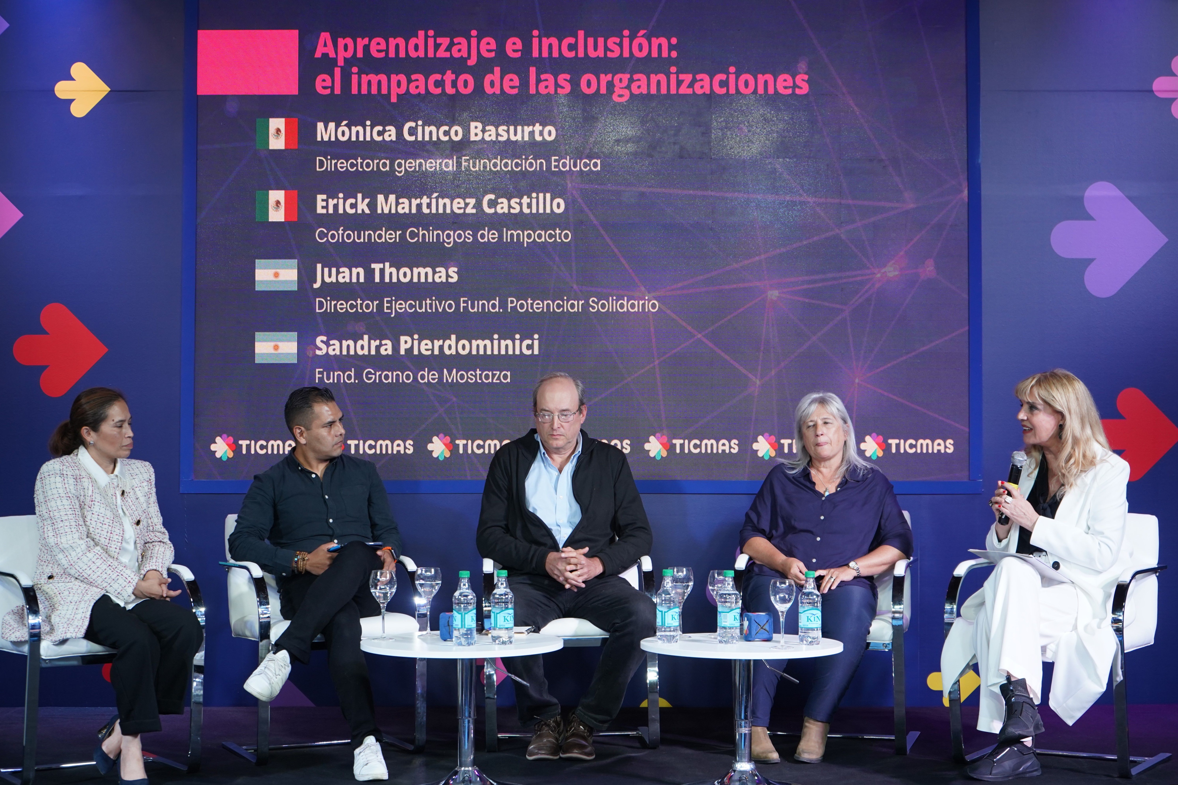 El panel "Aprendizaje e inclusión”, del 3° Seminario de Innovación Educativa, contó con la presencia de Mónica Cinco Basurto (Fundación Educa), Erick Martínez Castillo (Chingos de Impacto), Juan Thomas (Potenciar Solidario) y Sandra Pierdominici (Grano de Mostaza), y fue moderado por Teté Coustarot. (foto: Agustín Brashich)