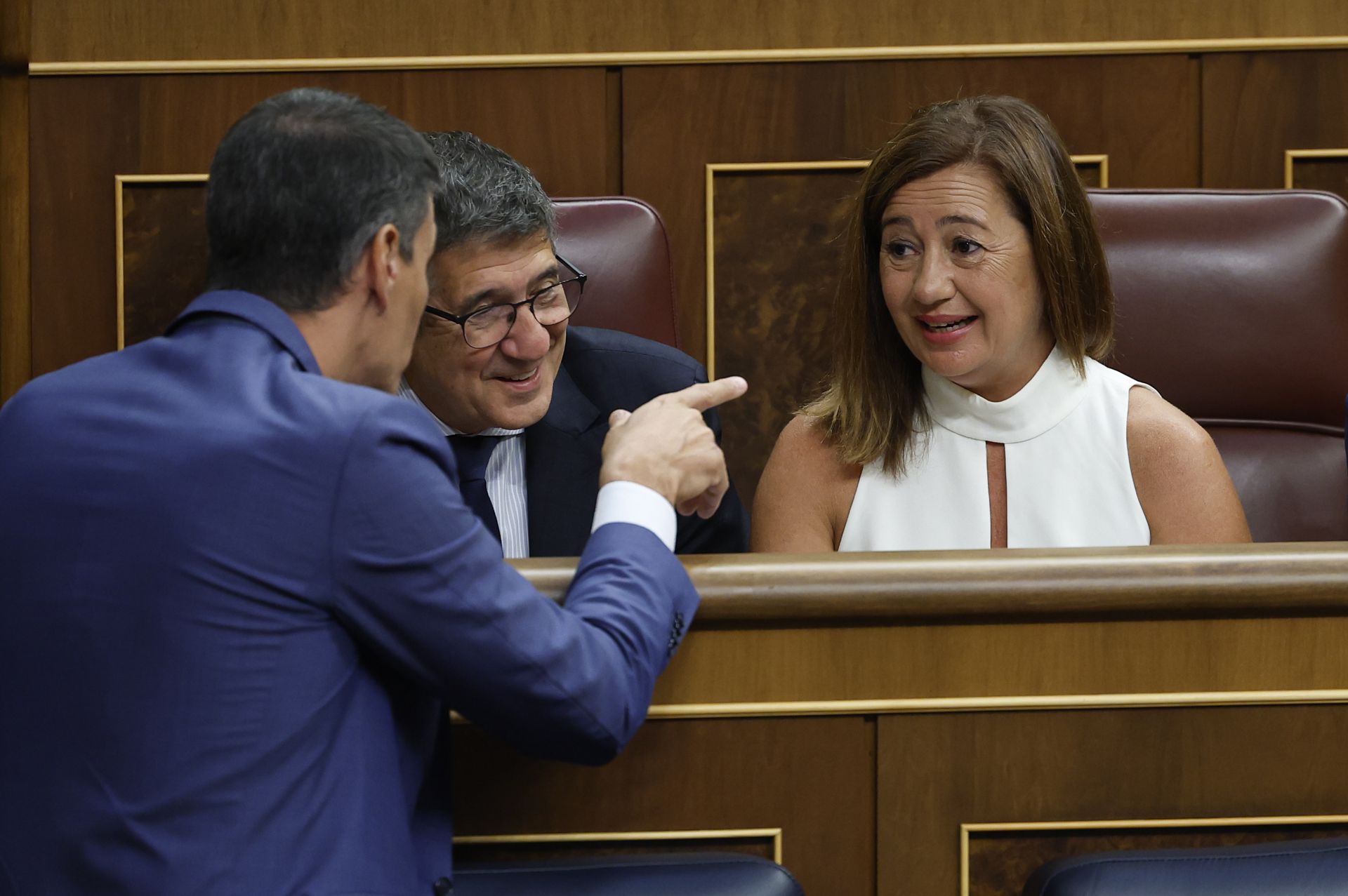 El presidente del Gobierno en funciones y diputado socialista, Pedro Sánchez, conversa con los diputados socialistas Patxi López y Francina Armengol. (EFE/Chema Moya)