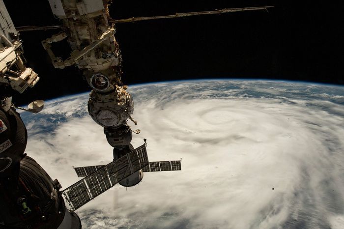 Esta imagen de satélite proporcionada por la NASA el 26 de septiembre de 2022 muestra al huracán Ian fotografiado desde la Estación Espacial Internacional justo al sur de Cuba ganando fuerza y dirigiéndose hacia Florida. El huracán Ian se intensificó rápidamente frente a la costa suroeste de Florida el miércoles 28 de septiembre, con vientos máximos de 250 kph (155 mph), apenas por debajo del estado de categoría 5 más peligroso. NASA/AP