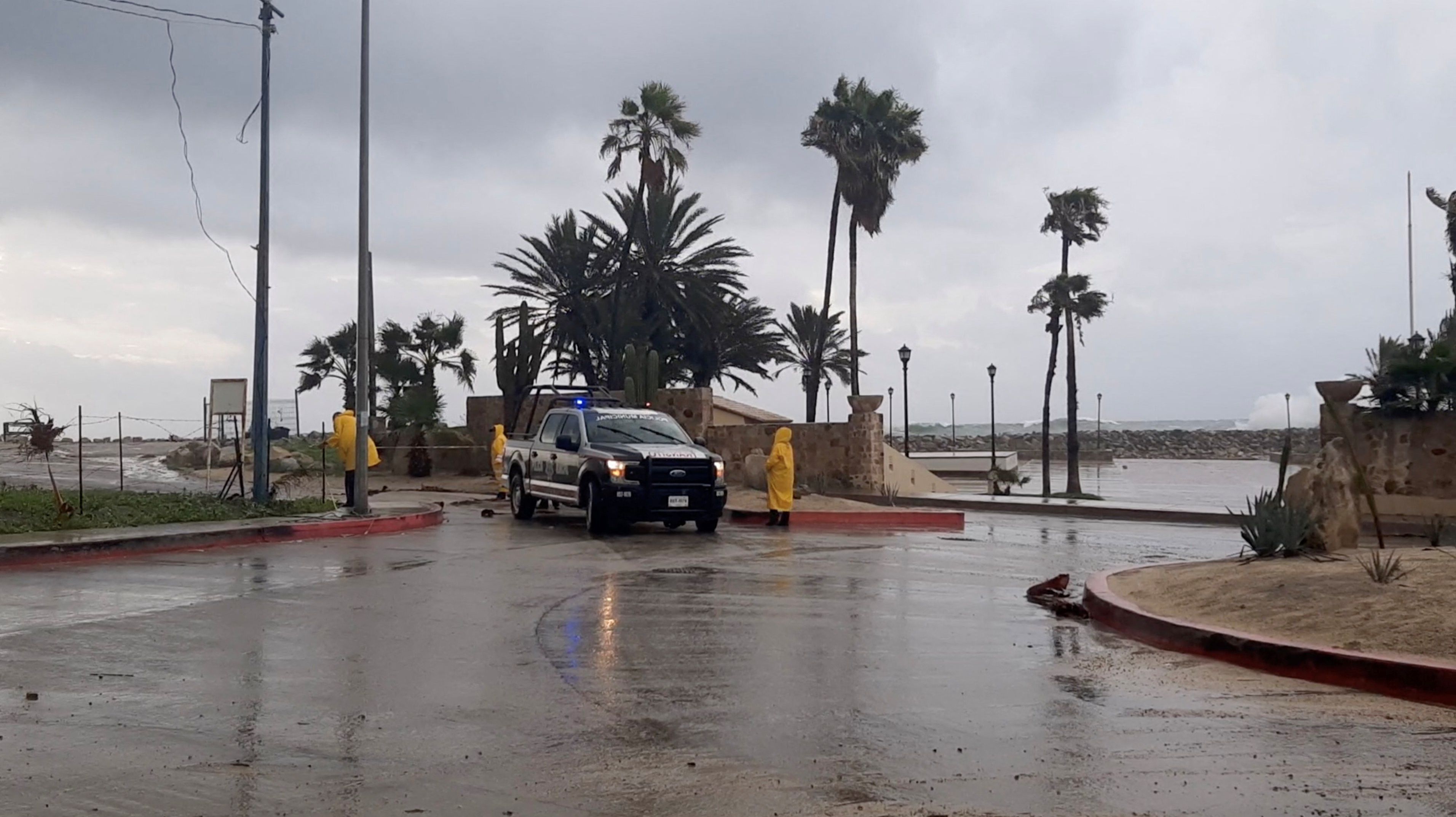 La Península de Baja California se encuentra atenta al fuerte oleaje que genera el huracán Fernanda. Cuauhtemoc Morgan/via REUTERS 