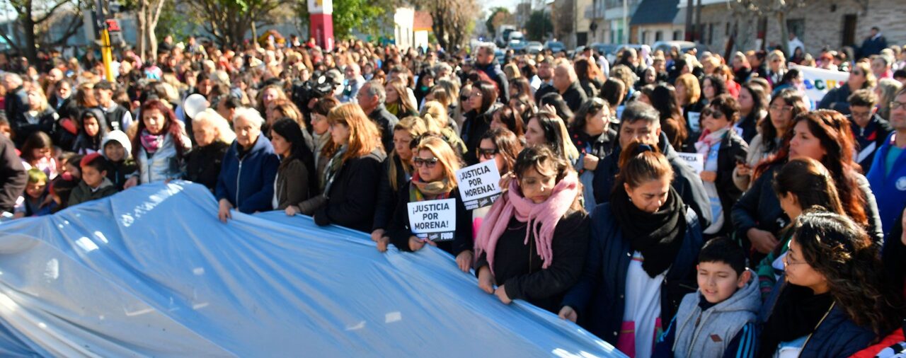 “Justicia por Morena”: conmovedor abrazo simbólico de compañeros y maestros en la escuela de la niña asesinada