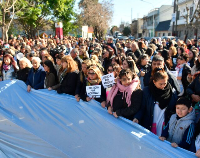 “Justicia por Morena”: conmovedor abrazo simbólico de compañeros y maestros en la escuela de la niña asesinada