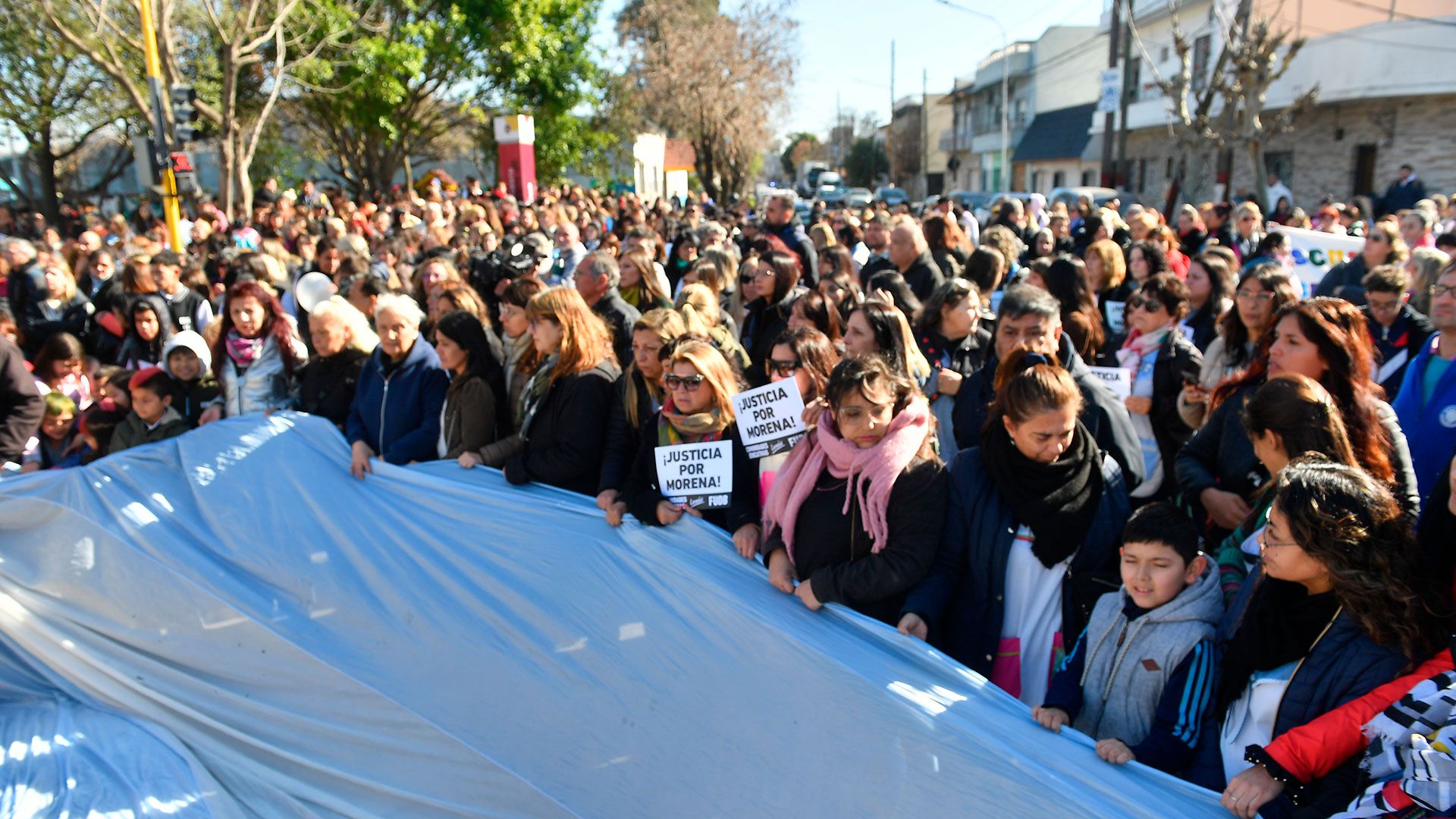 asesinato-de-morena-dominguez-abrazo-escuela-almafuerte-lanus