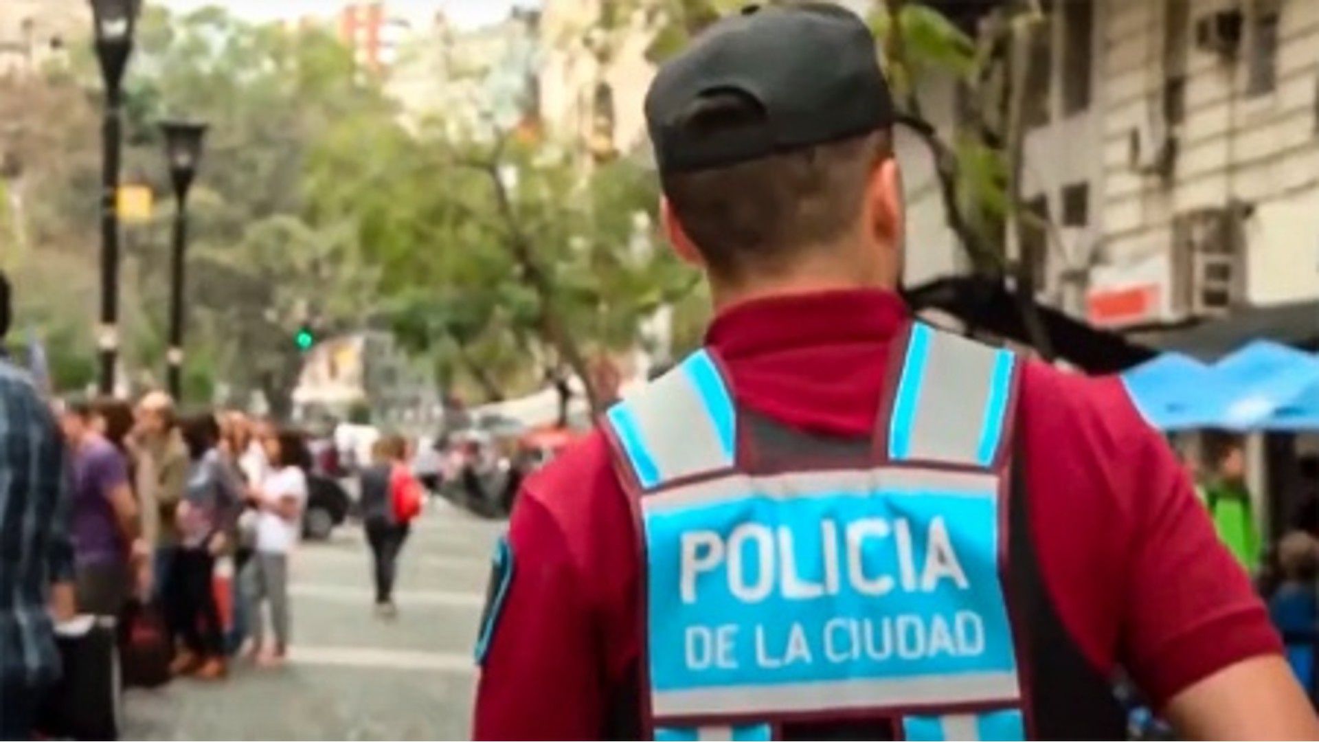 El hombre llegó al lugar vestido de civil, pero se identificó como policía una vez que los ladrones los increparon (Télam)