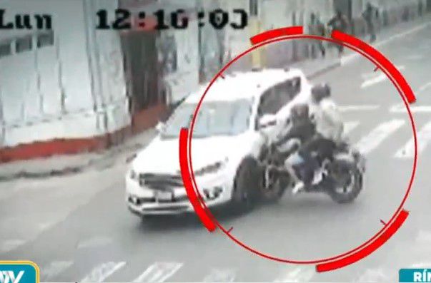 Los hampones impactaron contra una camioneta en su intento de huída. (Foto: Captura ATV)