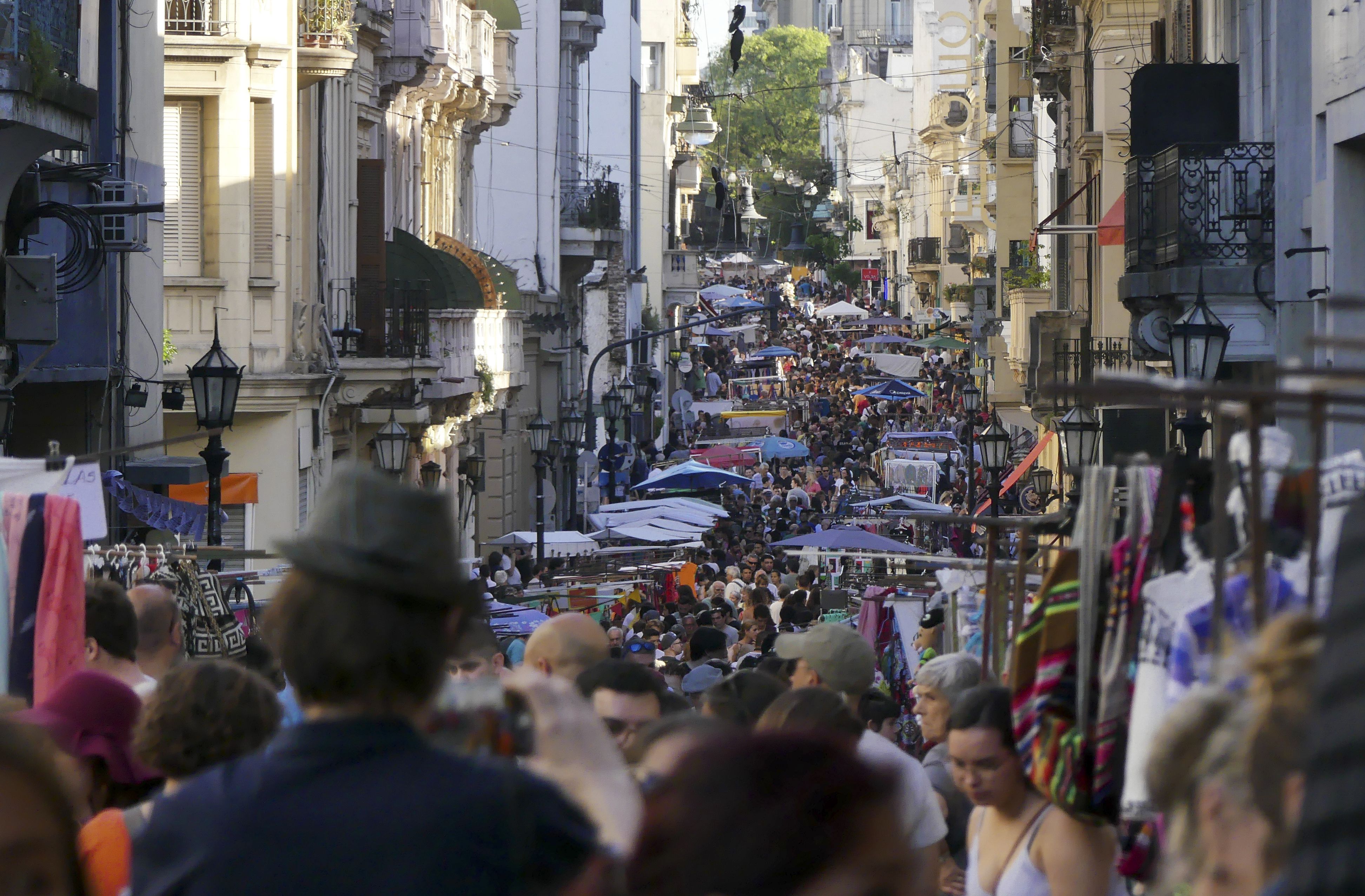 Fotografía de archivo en la que se registró a cientos de personas recorrer la Feria de San Telmo, en Buenos Aires (Argentina). EFE/Enrique García
